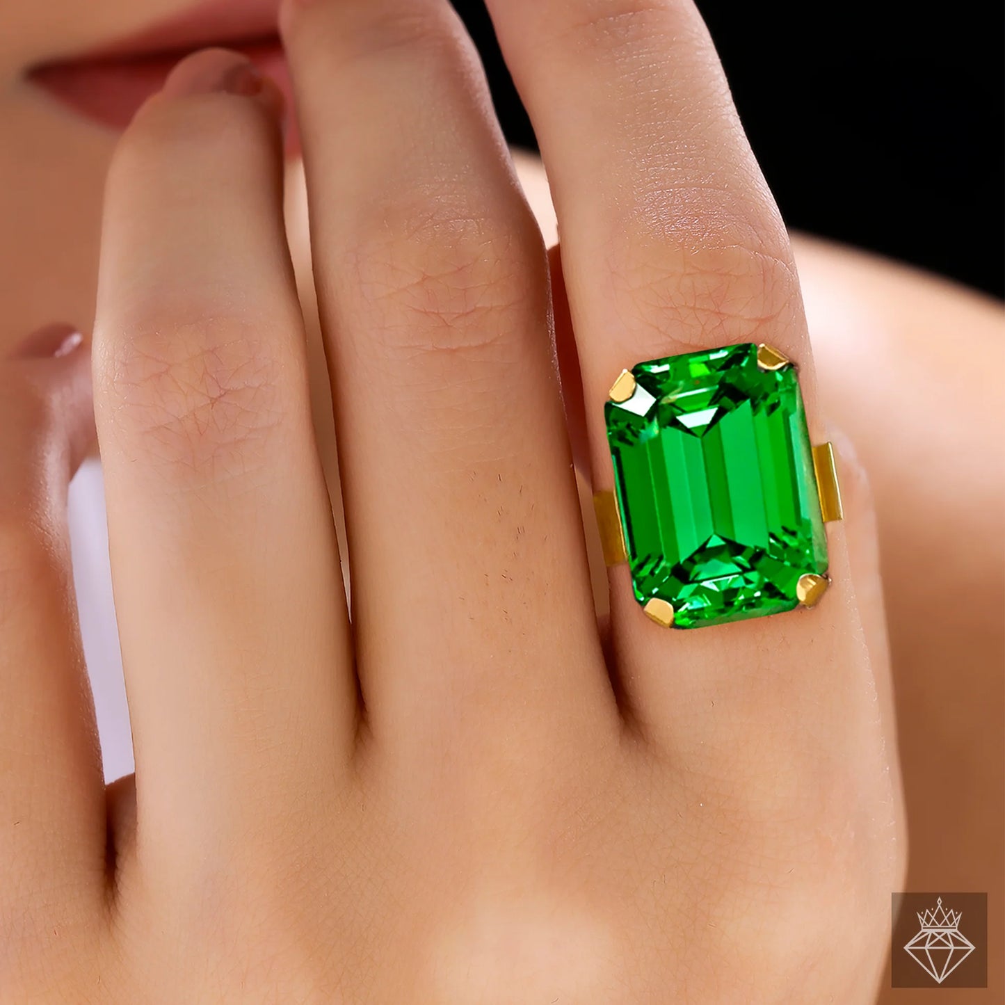 AUROZI Crystal Emerald Ring (Adjustable Size)
