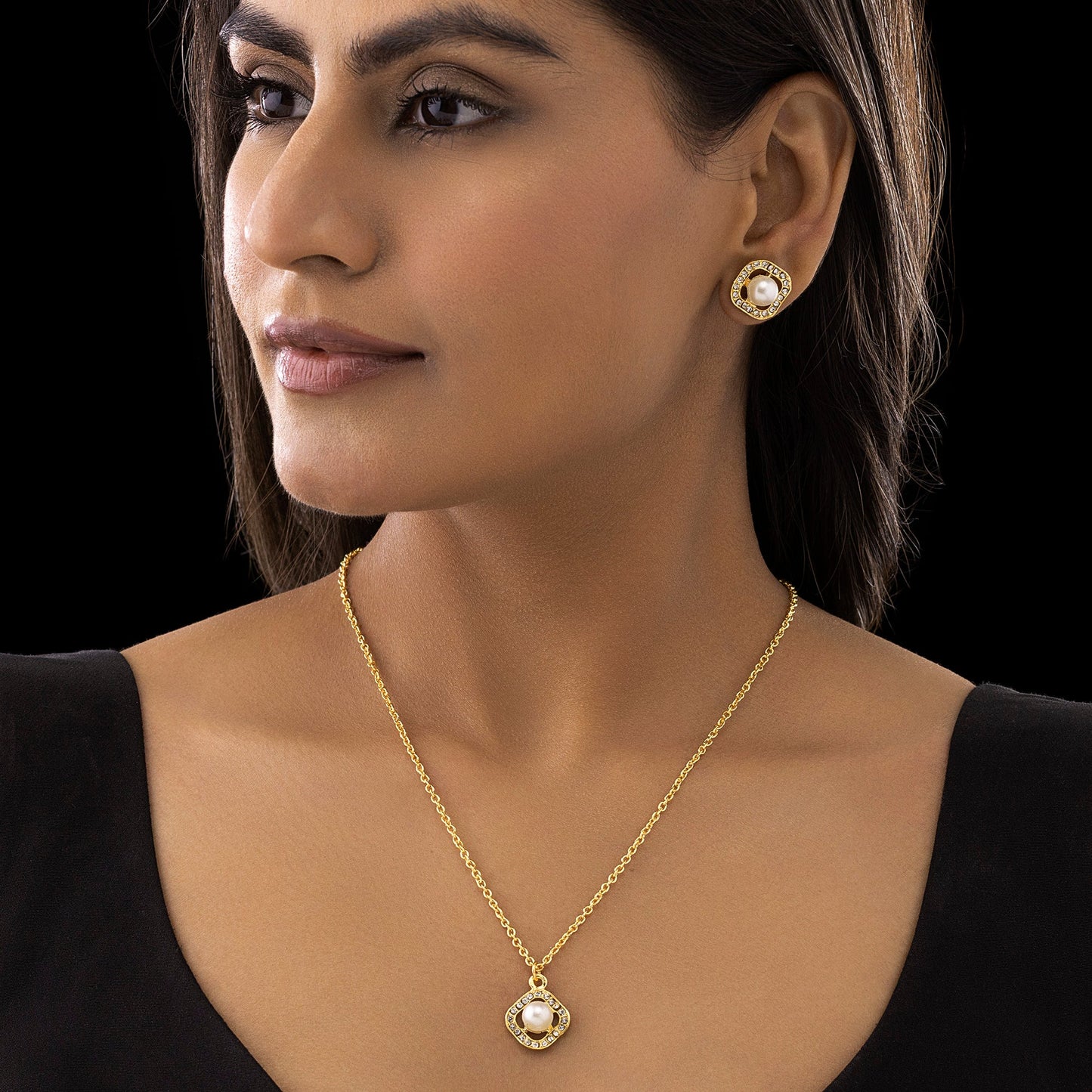 AUROZI Anti-Tarnish Evergreen Pearl Studded Necklace Set With Earrings