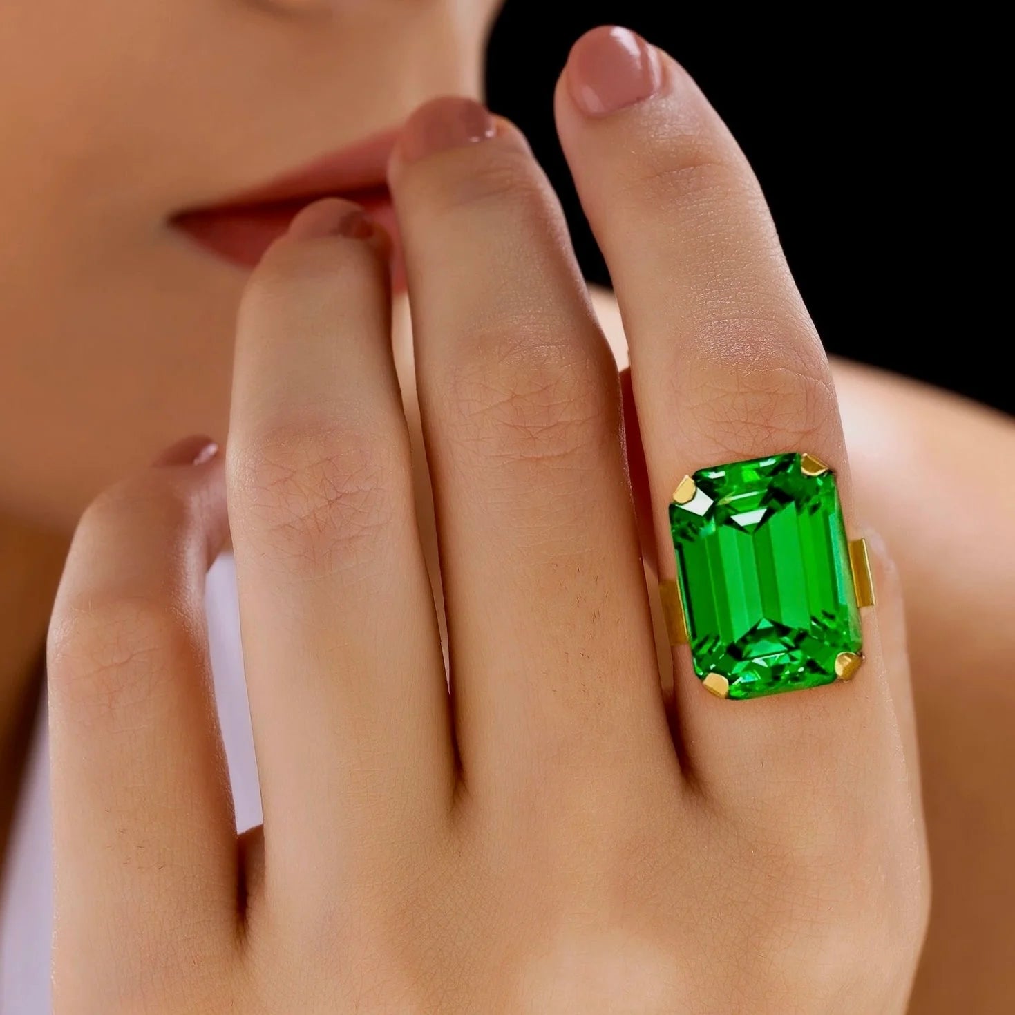 AUROZI Crystal Emerald Ring (Adjustable Size)