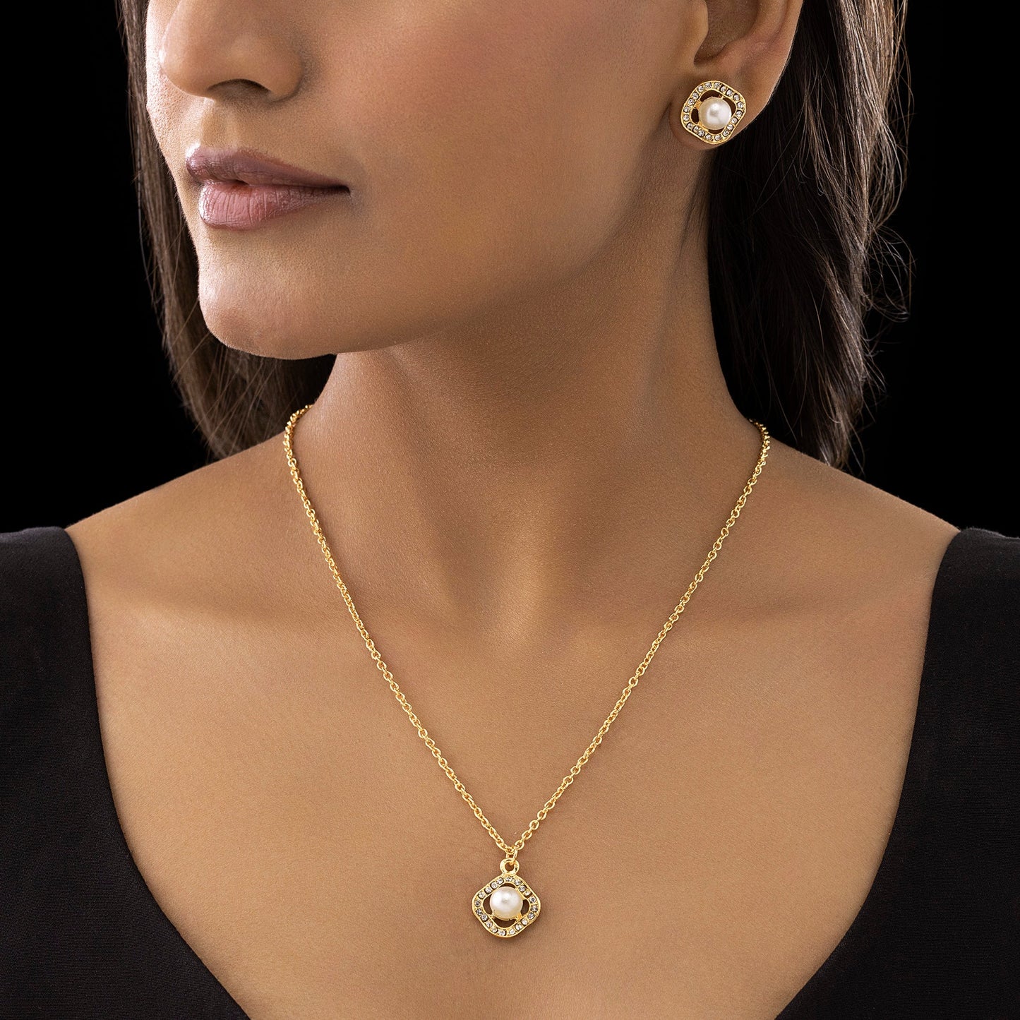 AUROZI Anti-Tarnish Evergreen Pearl Studded Necklace Set With Earrings